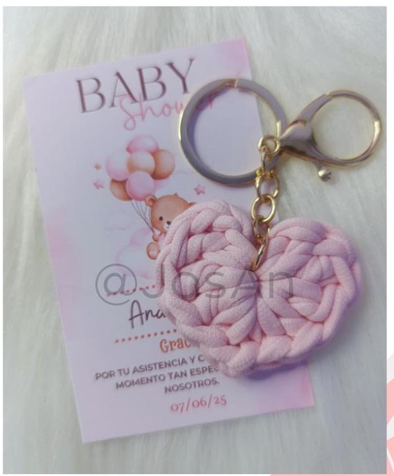 Recuerdo corazón tejido a mano en trapillo para baby shower