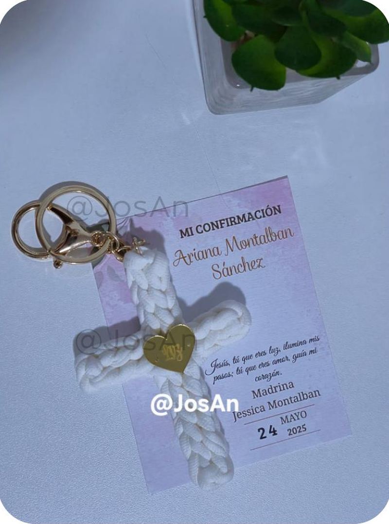 Recuerdo cruz tejida a mano para bautizo